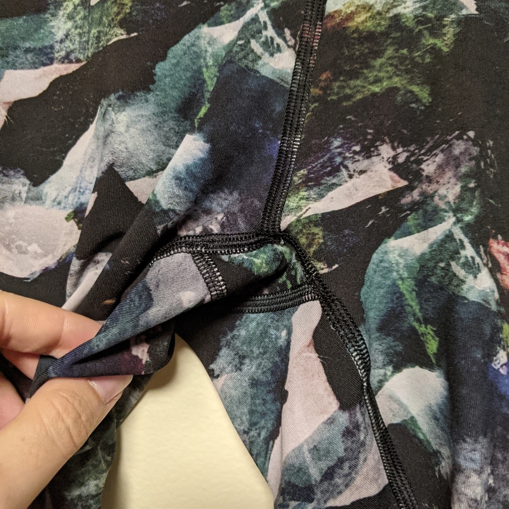 Lululemon Abstract Print Leggings Size 6 High Rise Multicolor Yoga - Picture 7 of 7